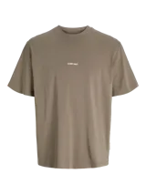 Remera de manga corta y cuello redondo, color marrón claro, con ajuste regular. Presenta un detalle minimalista con la frase "CORE dept." en el frente y una estampa gráfica en la espalda.