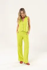 Chaleco verde lima de lino con lurex, escote en V, sin mangas y cierre frontal con botones.