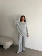 Pantalón de lanilla gris melange, de corte holgado y silueta amplia estilo palazzo.
