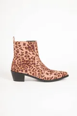 Botas texanas de caña baja con estampado animal print, punta fina y taco de 5cm.