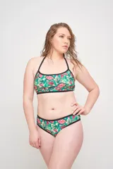 Bombacha vedetina estampada con diseño geométrico en tonos rosa, celeste, verde y negro.