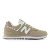 Championes urbanos New Balance modelo 574, color beige con detalles en blanco y gris. Confeccionados con una combinación de gamuza y malla, cuentan con el logo N característico en los laterales y entresuela con tecnología ENCAP para mayor amortiguación y soporte.