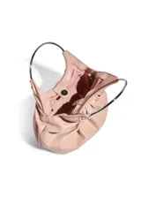 Cartera color rosado con frunces y asa metálica circular. Incluye correa de hombro ajustable.