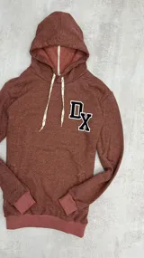 Canguro rústico color ladrillo con capucha y cordones blancos. Estampado con las letras DX en el pecho.