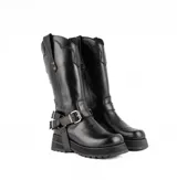 Bota de caña alta confeccionada en cuero vacuno engrasado con textura desgastada. Presenta bordados artesanales, suela con plataforma dentada y un sistema de correas con hebillas metálicas desmontables en la zona del tobillo.