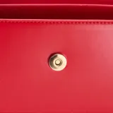 Bolso tipo sobre color rojo, con correa de cadena dorada.