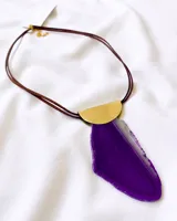 Collar con cordón doble de cuero marrón, dije de latón dorado y piedra de ágata color violeta.