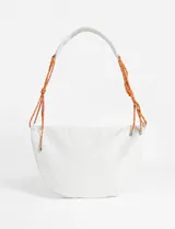 Bolso tipo hobo de color blanco, confeccionado en poliéster, con correas de hombro integradas mediante cordones trenzados en tonos naranja y negro.