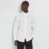 Camisa blanca de corte recto, con cuello clásico y mangas largas.