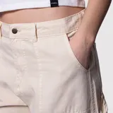Pantalón cargo color beige, de corte recto y tiro medio, con bolsillos laterales y traseros con solapa.