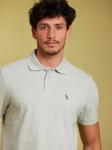 Remera polo salmón de corte regular, confeccionada en algodón. Presenta cuello clásico con botones y logo bordado en el pecho.