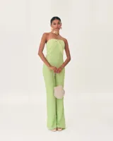 Mono largo color verde lima, con escote palabra de honor y chal multiposición.