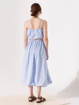 Pollera midi celeste con pequeños strass plateados, de corte amplio y cintura elastizada.