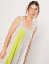 Vestido largo de lino color blanco, gris y amarillo, con breteles anchos, escote recto, elástico en la espalda y tajos laterales.