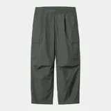 Pantalón cargo de corte relajado y voluminoso, confeccionado en popelina de algodón. Presenta entrepierna baja, pinzas en la cintura y el dobladillo, bolsillos laterales y traseros con solapa y cierre de botón, y bragueta con cremallera.