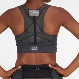 Top deportivo gris oscuro con cierre frontal, espalda deportiva y tirantes anchos. Cuenta con tecnología NB DRYx de secado rápido y bolsillos en el dobladillo y la parte de atrás.