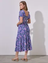 Vestido largo estampado con escote en V, corte bajo el busto, cintura elastizada y espalda en punto smock.