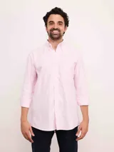 Camisa de corte regular confeccionada en tejido Oxford de algodón, con diseño de rayas verticales finas. Presenta cuello abotonado, cierre frontal con botones y un bolsillo en el pecho.