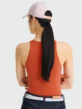 Gorra de béisbol color rosa claro, con diseño clásico de seis paneles, visera curva y tira ajustable en la parte posterior con detalle de cuero.