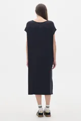 Vestido midi rojo de corte amplio con escote en V y mangas cortas. Presenta tajos laterales.