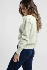 Sweater verde claro de tejido de punto con cuello redondo y mangas largas.