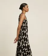 Vestido evasé midi, sin mangas, con escote redondo, recorte en la cintura y estampado geométrico con efecto blur.