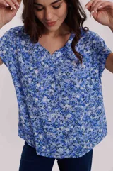 Blusa celeste con cuello en V y mangas cortas.