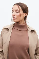 Polera negra de cuello alto y manga larga.