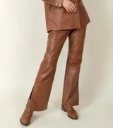 Pantalón de cuero ovino italiano de corte recto, con diseño de cinco bolsillos y cierre frontal con botón metálico.