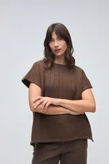 Chaleco tejido de punto con silueta cuadrada y escote a la base, de diseño minimalista y estructura holgada.