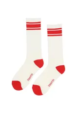 Media de caña larga color crema con dos franjas rojas en la parte superior, puntera y talón en color rojo, y logo de la marca Pimentón bordado en el lateral.