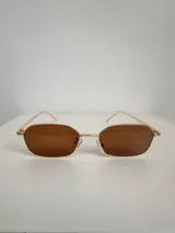 Lentes de sol con armazón metálico dorado y cristales oscuros de forma rectangular con bordes redondeados. Cuentan con protección UV400.