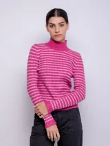 Polera amarilla con cuello alto y diseño a rayas horizontales.