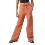 Pantalón New Balance de pana color salmón, de corte ancho y cintura alta con cordón ajustable. Presenta logo bordado en la cadera.