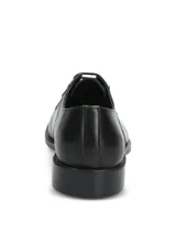 Zapato de vestir formal Hush Puppies modelo Blues, confeccionado en cuero negro con cierre de cordones. Presenta una silueta clásica con puntera redondeada y suela de goma resistente.