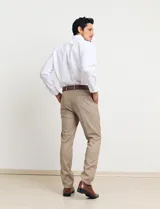 Ambo de dos piezas color tostado, compuesto por un saco entallado de dos botones y pantalón de vestir de corte recto.