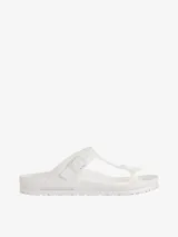 Sandalias Birkenstock modelo Gizeh, fabricadas en goma EVA color blanco, con tira de dedo y hebilla ajustable.