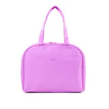 Portacosmético de diseño rectangular con bordes redondeados, confeccionado en material textil color lila. Cuenta con doble cierre superior y asas fijas para transporte manual. Presenta el logo de la marca grabado en el centro del frente.