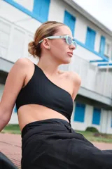 Lentes de sol ovalados con marco celeste.