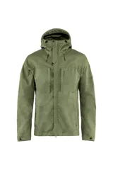 Campera verde militar con capucha, cierre frontal con botones a presión y múltiples bolsillos con solapa.