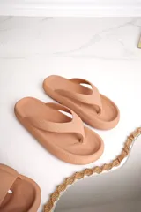 Chanclas ojotas color piel de goma inyectada con base texturizada y tiras con diseño ergonómico.