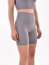 Biker de corte ajustado y tiro alto, de color gris.