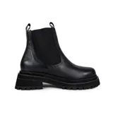 Bota Chelsea de cuero color negro con laterales elásticos y suela track.