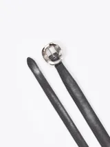 Cinturón de cuero vacuno con efecto gastado, de 2,5 cm de ancho, con hebilla metálica de diseño irregular y acabado plateado.