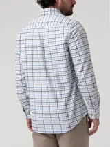 Camisa de manga larga confeccionada en franela de algodón orgánico, con diseño de cuadros en tonos blancos, azules y negros. Presenta cuello con botones, cierre frontal abotonado, bolsillo en el pecho y logo bordado.
