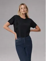 Remera tipo crop top de algodón color negro, con cuello redondo, mangas cortas y estampa minimalista en el pecho.