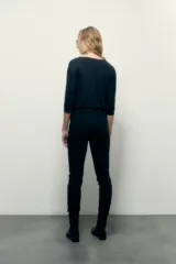 Jean slim negro de tiro medio.
