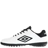 Championes de fútbol Umbro modelo Touch TF, diseñados para cancha de césped sintético. Presentan un diseño bicolor en blanco y negro, con el logo de la marca en el lateral y lengüeta. Cuentan con cierre de cordones y suela de goma con relieve para mayor tracción.