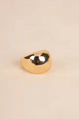 Anillo dorado con forma ovalada y superficie lisa.