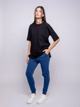 Pantalón de jogging gris con pretina elastizada, bolsillos laterales y felpa en el interior.